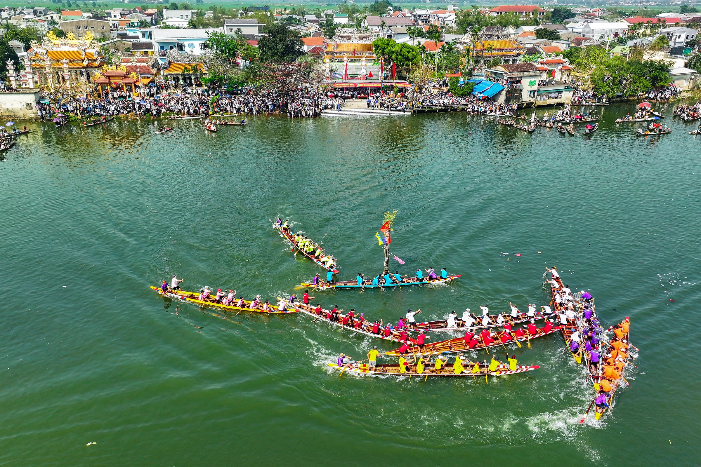 Du khách đổ về xem giải đua thuyền sông Hương ở thành phố Huế. Ảnh: Võ Thạnh