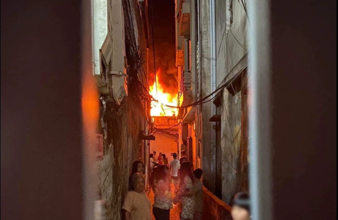 Do đám cháy xảy ra lúc rạng sáng nên khi phát hiện đã gây hoảng loạn cho người dân. Ảnh: CTV