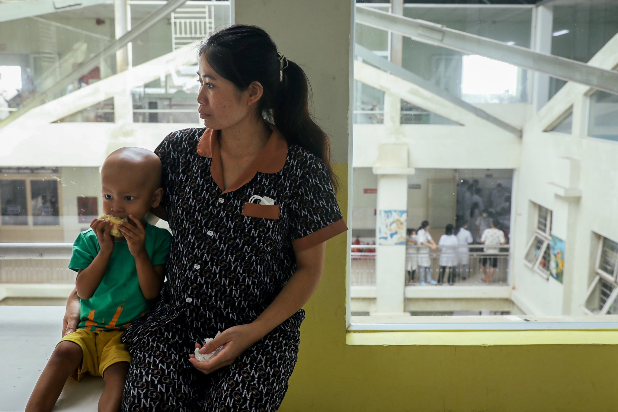 Lo cho con, dù mang bầu đứa thứ 5, chị Siu H Phúc (26 tuổi, Gia Lai) vẫn cùng chồng vào viện chăm Siu Huấn, để ba đứa con ở quê nhờ người thân chăm sóc. Be-nh-vie-n-Trung-U-o-ng-Hue-V-2464-5441