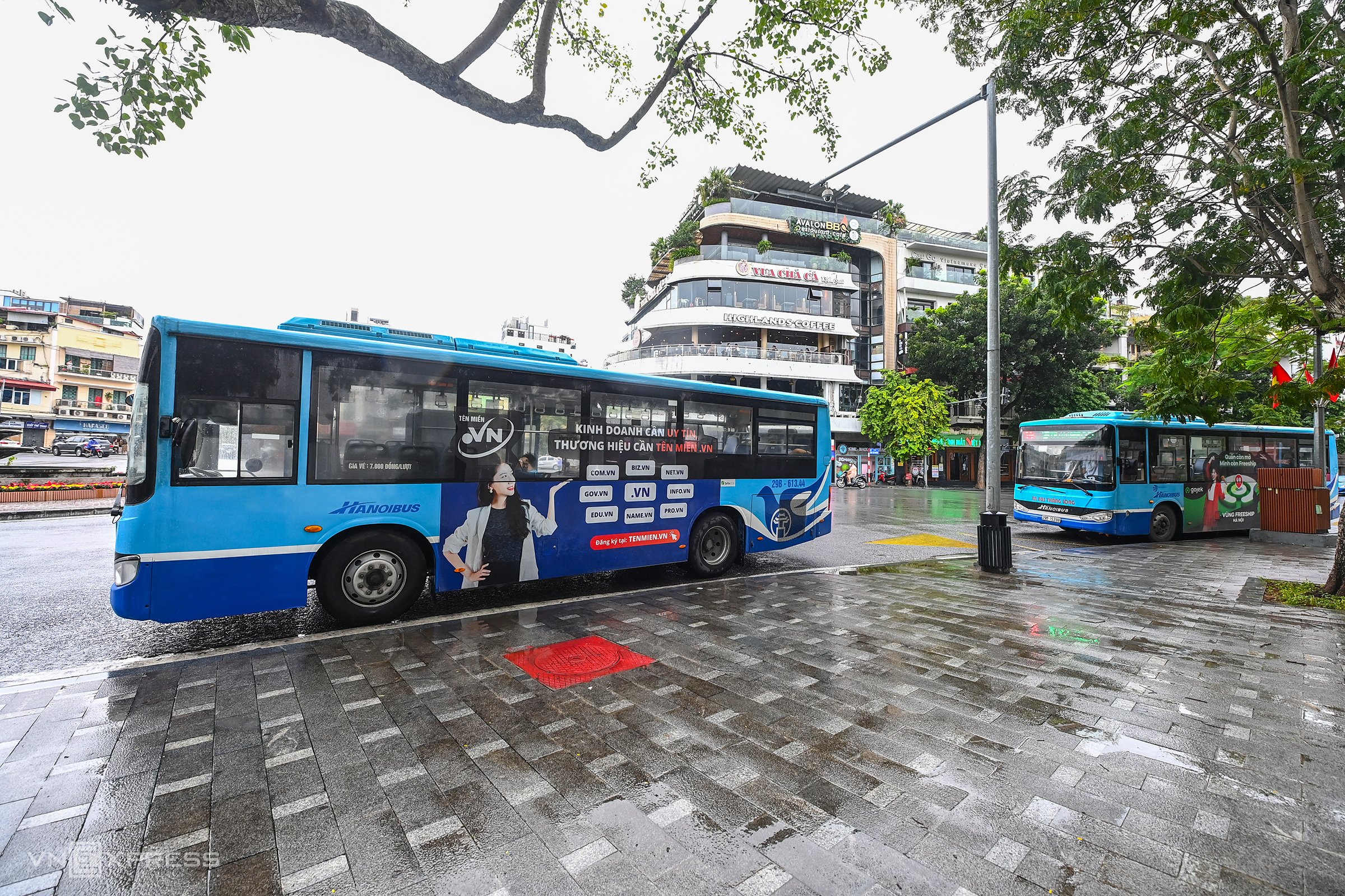 Xe buýt chờ khách tại bến xe buýt phố Đinh Tiên Hoàng, Hoàn Kiếm. Ảnh: Giang Huy