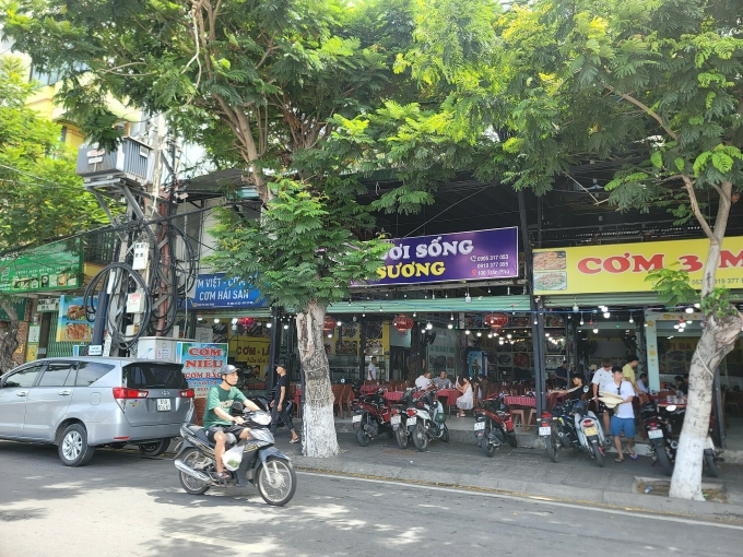Quán hải sản bị xử phạt ở đường Trần Phú. Ảnh: Hướng Hóa