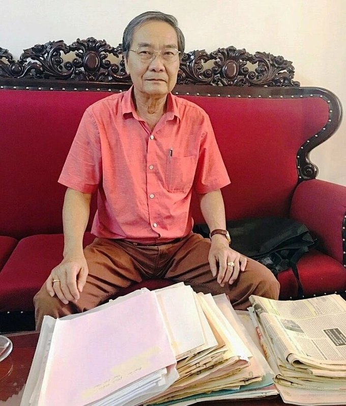 Ông Sơn bên tập hồ sơ liên quan quan đến vụ kiện và vụ án oan kéo dài gần 34 năm. Ảnh: Vĩnh Phúc