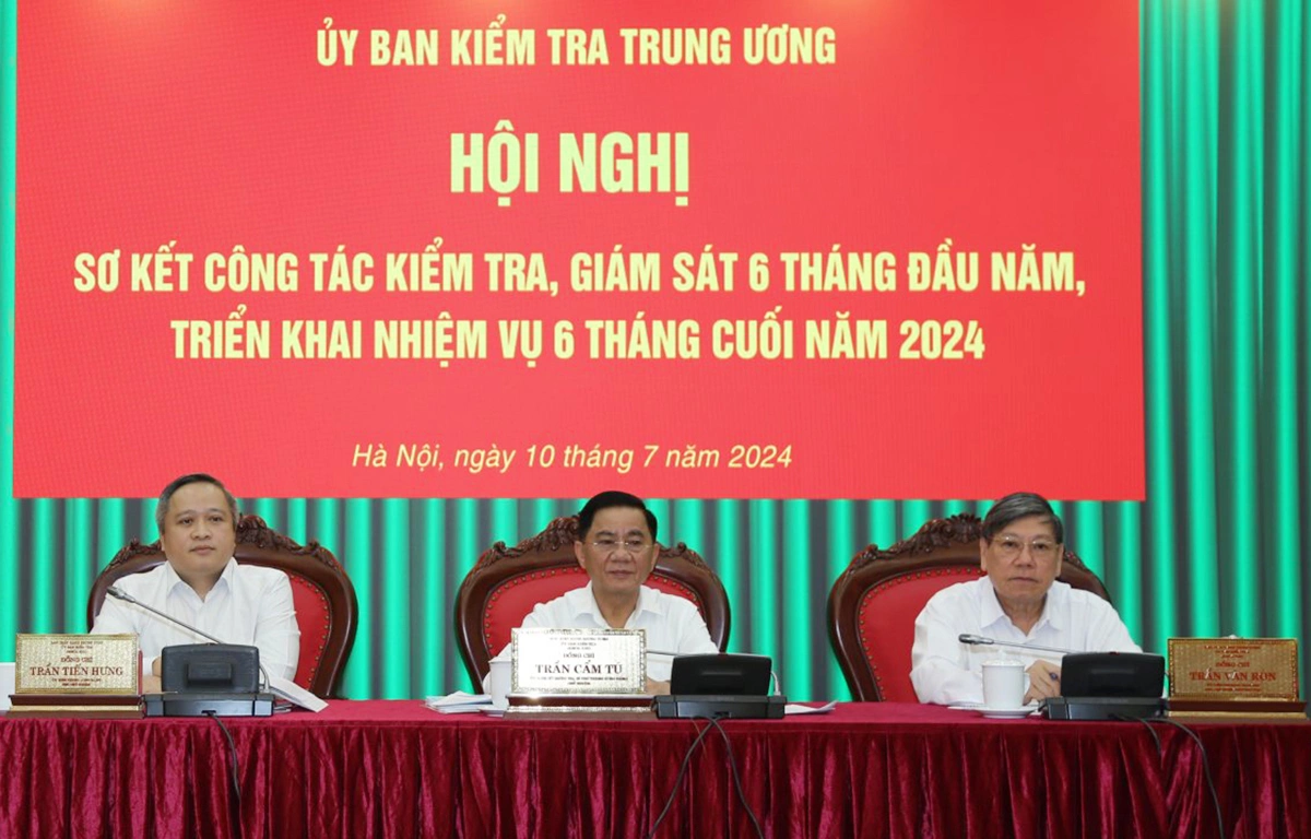 Chủ nhiệm Ủy ban Kiểm tra Trung ương Trần Cẩm Tú và các Phó chủ nhiệm tại hội nghị. Ảnh: Xuân Hoa
