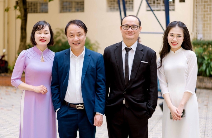 Hải Linh cùng các thầy cô ở trường THPT chuyên Đại học Sư phạm Hà Nội. Ảnh: Nhân vật cung cấp