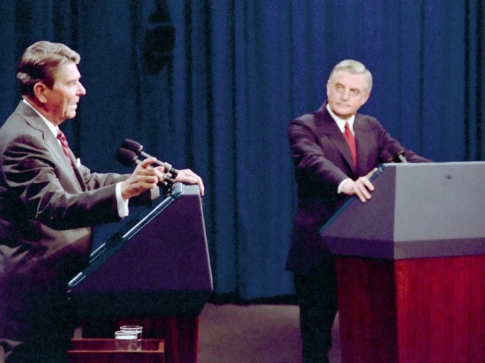 Ronald Reagan (trái) và Walter Mondale trong cuộc tranh luận thứ hai năm 1984. Ảnh: Wikimedia