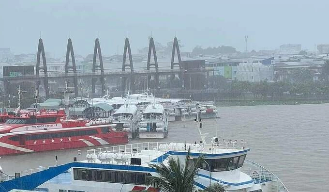 Bến tàu TP Rạch Giá mưa lớn, tàu tạm dừng nhiều chuyến ra đảo. Ảnh: Mỹ Lệ