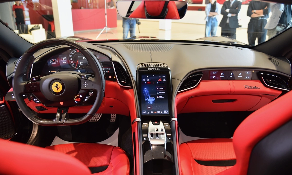 Siêu xe mui trần Ferrari Roma Spider chào khách Việt, giá từ 20 tỷ đồng - Báo VnExpress