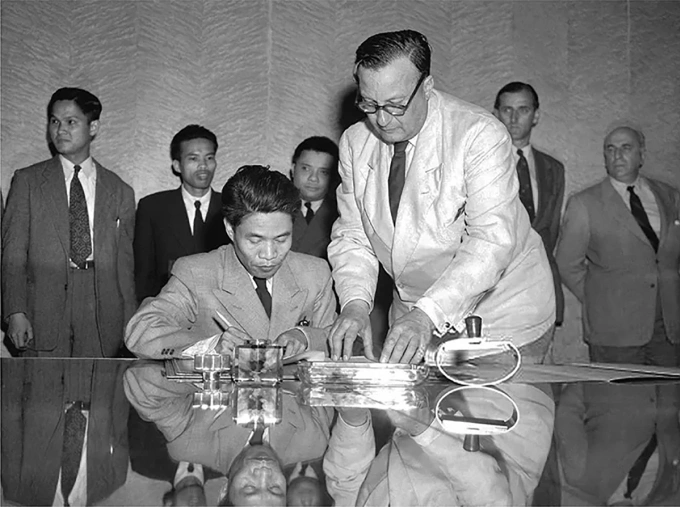 Thứ trưởng Quốc phòng Tạ Quang Bửu thay mặt Việt Nam Dân chủ Cộng hòa ký Hiệp định Geneve về đình chỉ chiến sự ở Việt Nam.