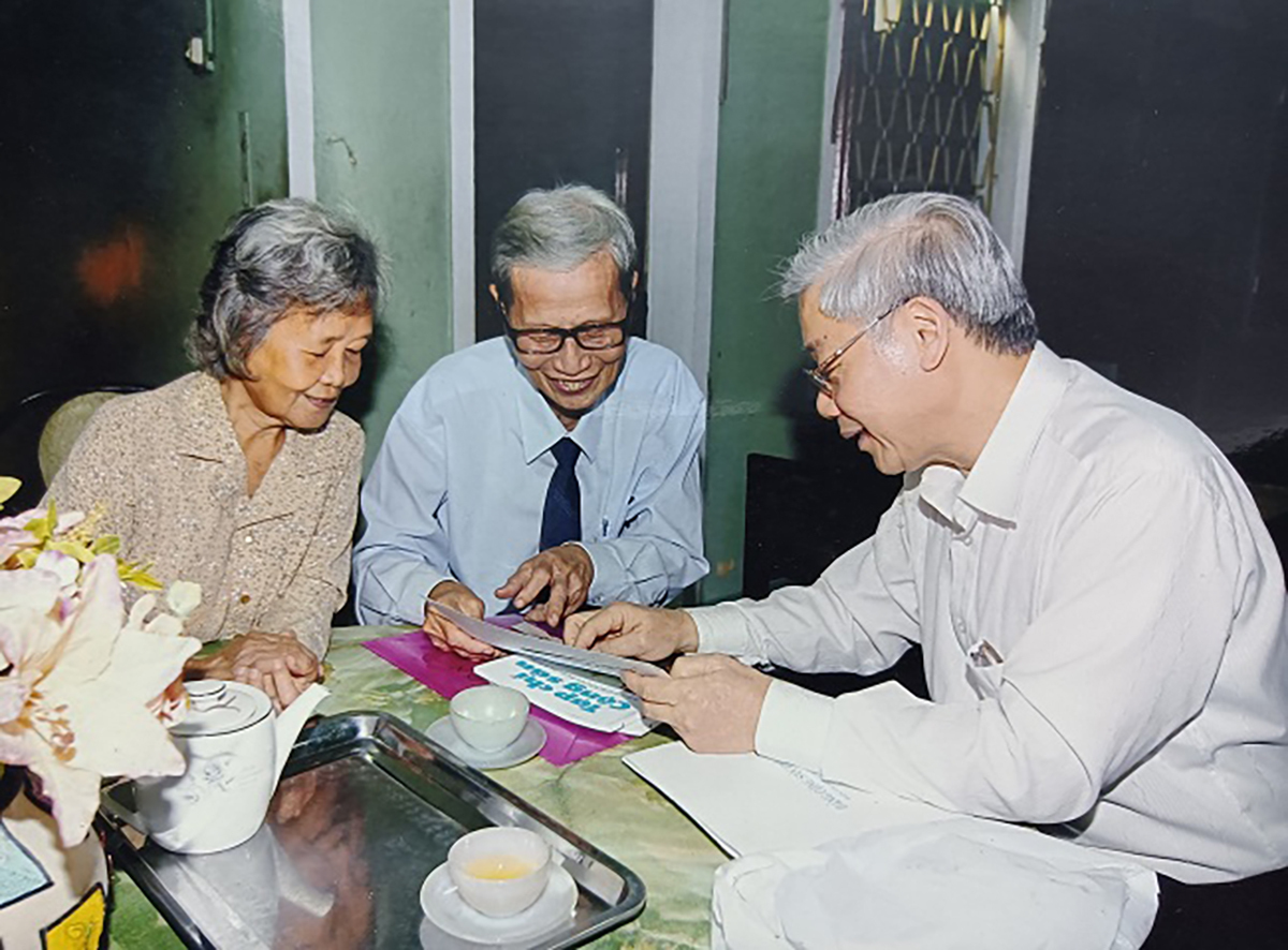 Tổng bí thư Nguyễn Phú Trọng thăm vợ chồng thầy giáo cũ Lê Ðức Giảng, người đã dạy ở Trường THPT Nguyễn Gia Thiều, TP Hà Nội. Ảnh tư liệu gia đình viewimage-jpeg-6614-1721653010.jpg