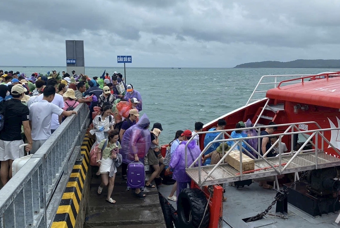 Chuyến tàu rời đảo Cô Tô vào lúc 12h ngày 22/7, trước khi Quảng Ninh cấm biển. Ảnh Hải Linh