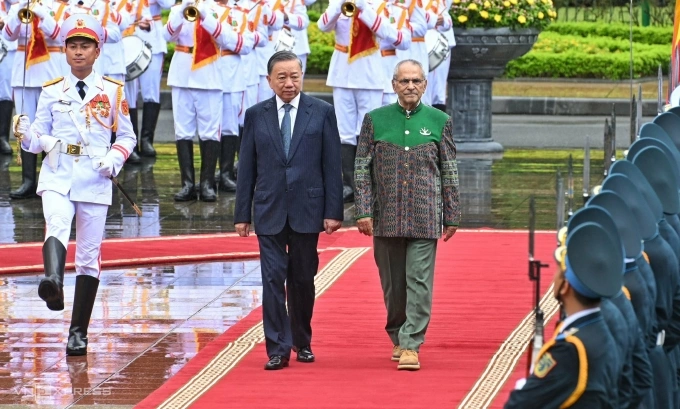 Chủ tịch nước Tô Lâm và Tổng thống Jose Ramos-Horta duyệt đội danh dự trong lễ đón ở Phủ Chủ tịch sáng nay. Ảnh: Giang Huy