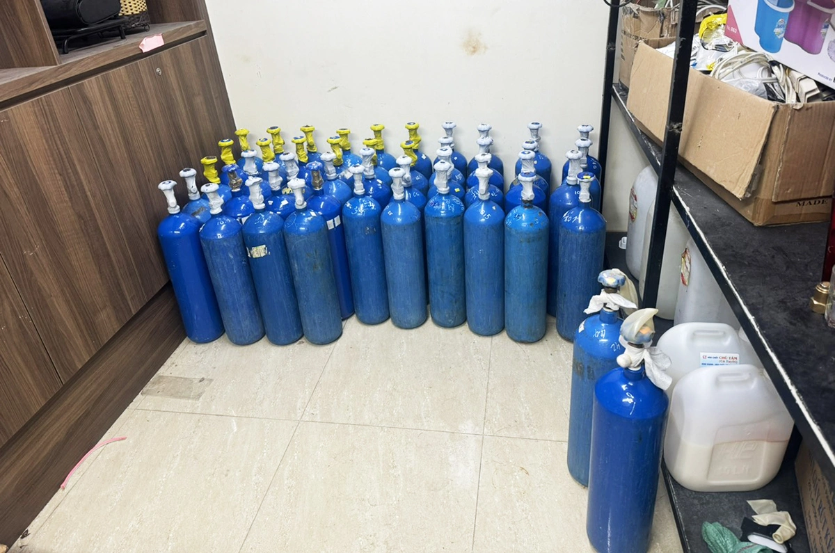 Tang vật cảnh sát thu giữ trong nhà hàng. Ảnh: Tường Vân