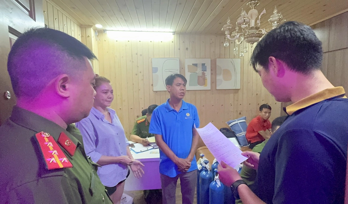 Cảnh sát kiềm tra, làm việc với các quản lý nhà hàng G&G. Ảnh: Tường Vân