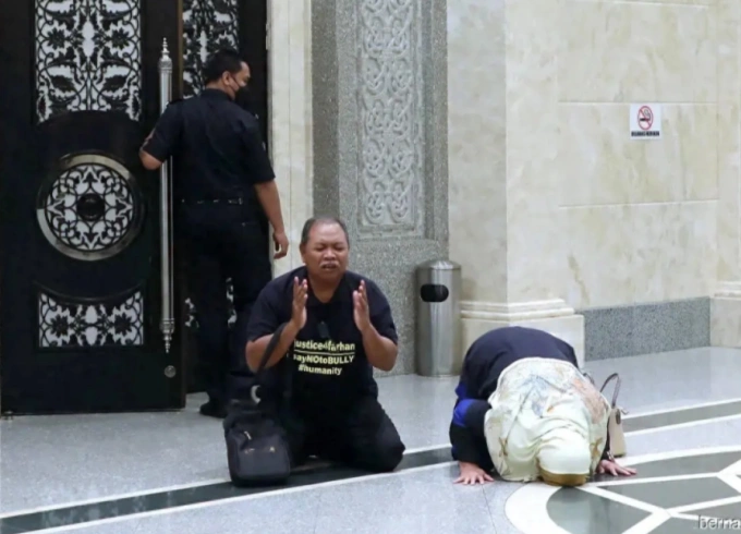 Bố mẹ Zulfarhan xúc động khi biết những kẻ giết con mình bị kết án tử hình. Ảnh: Bernama