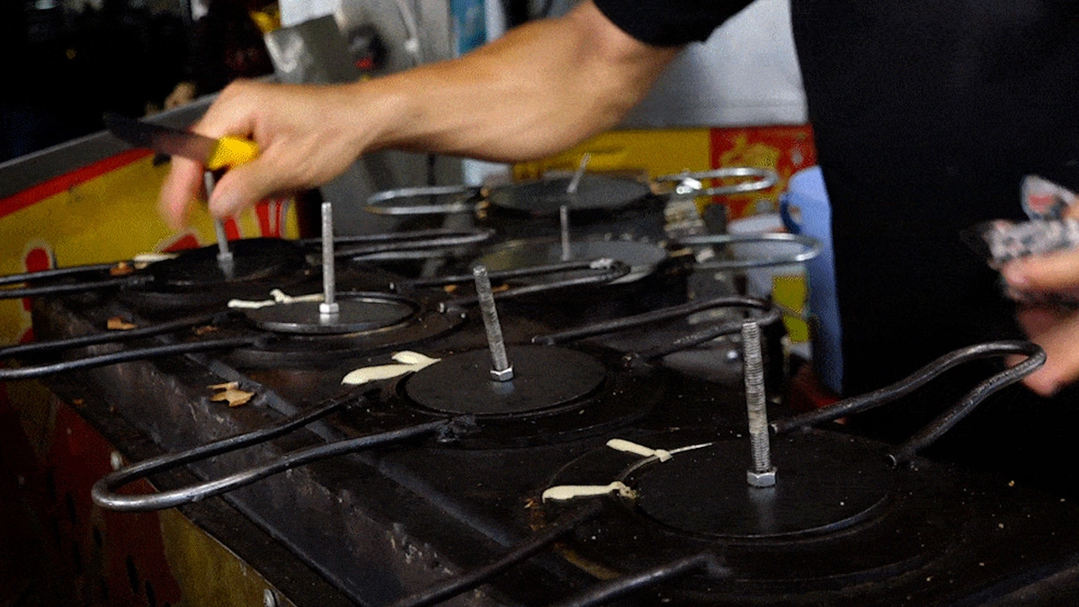 Chàng trai múa dao nướng bánh