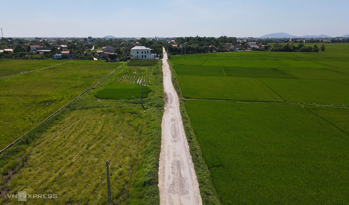 Đường liên huyện nối quốc lộ 1 đoạn qua xã Quỳnh Thạch. Ảnh: Đức Hùng