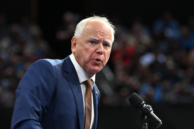 Binh nghiệp gây tranh cãi của phó tướng bà Harris - Báo VnExpress