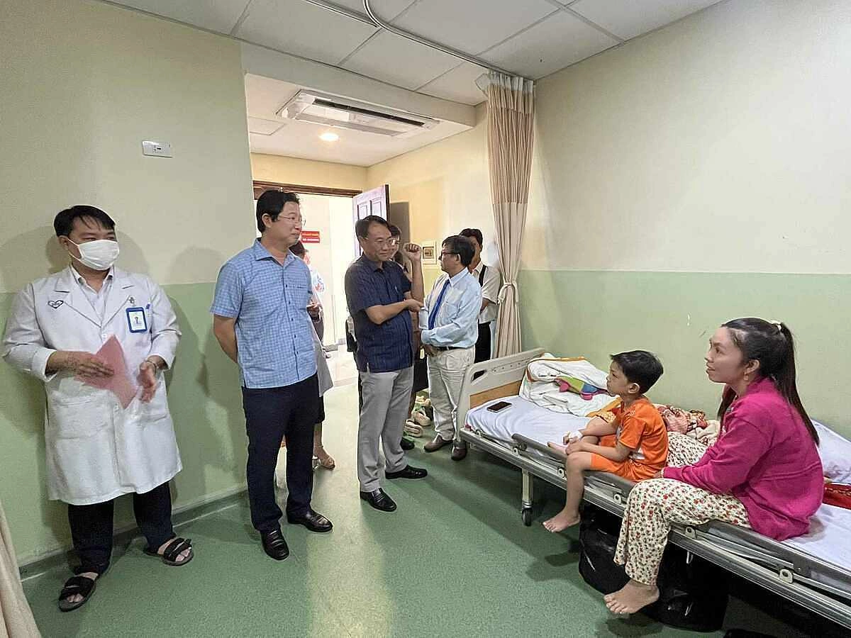 Lãnh đạo tỉnh Đồng Tháp thăm bệnh nhân nghi bị ngộ độc thực phẩm. Ảnh: Nguyễn Khánh