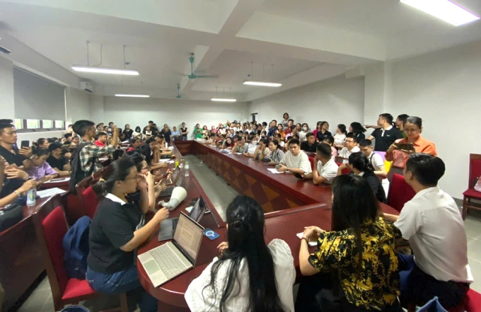 Phụ huynh ngồi chật kín phòng họp với ban giám hiệu trường Tiểu học Tây Mỗ 3 chiều 21/8. Ảnh: Bình Minh