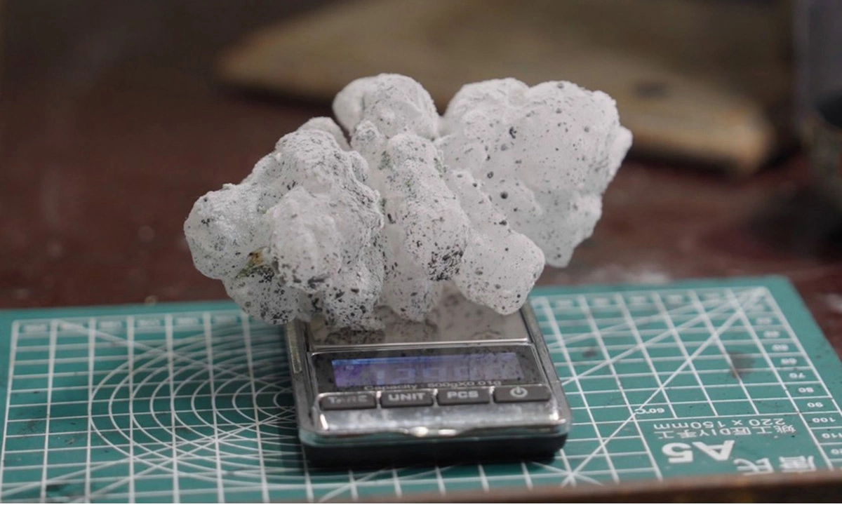 Một viên mưa đá, có vết sơn đen để hỗ trợ quét 3D, được cân trong quá trình xây dựng thư viện. Ảnh: Đại học Queensland