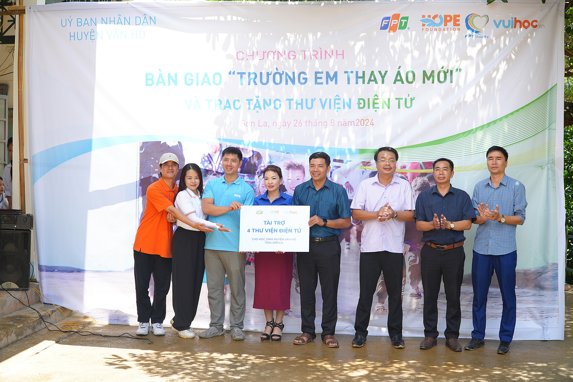 Quỹ Hy vọng phối hợp cùng tập đoàn FPT, công ty Vuihoc trao thư viện điện tử cho học sinh ở huyện Vân Hồ, tỉnh Sơn La, ngày 26/8/2024. Ảnh: K.A