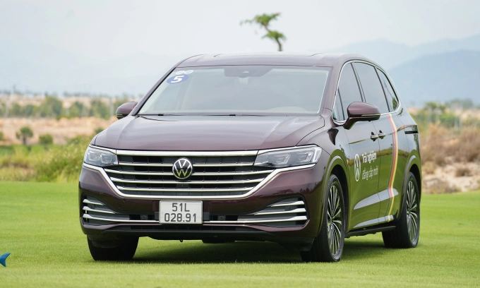 Volkswagen Viloran tại một sân golf ở Khánh Hoà. Ảnh: Thành Nhạn