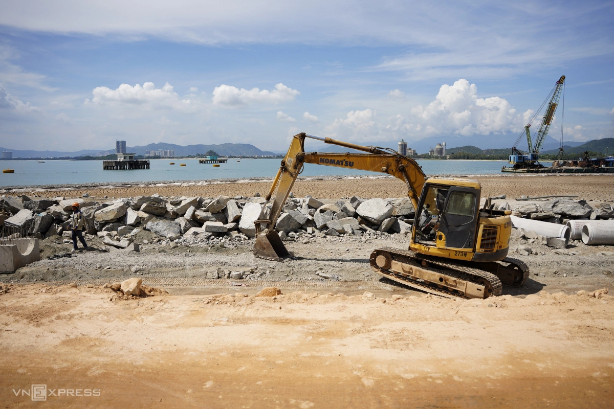 Công nhân thi công cảng Liên Chiểu, trưa 1/9. Ảnh: Nguyễn Đông