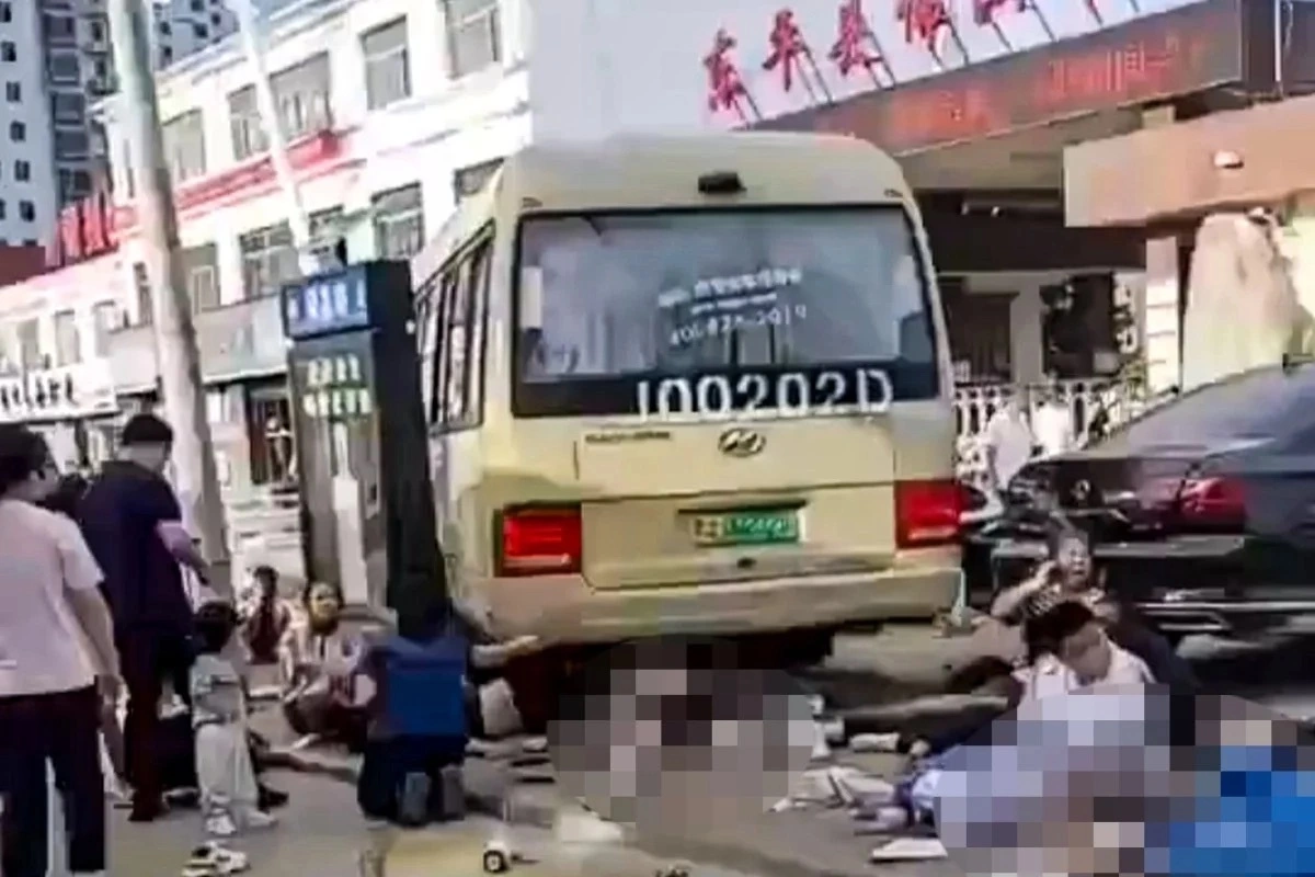Hiện trường vụ xe buýt trường học lao vào nhóm học sinh ở cổng trường cấp hai thành phố Thái An, tỉnh Sơn Đông, Trung Quốc ngày 3/9. Ảnh: X/Shanghaieye