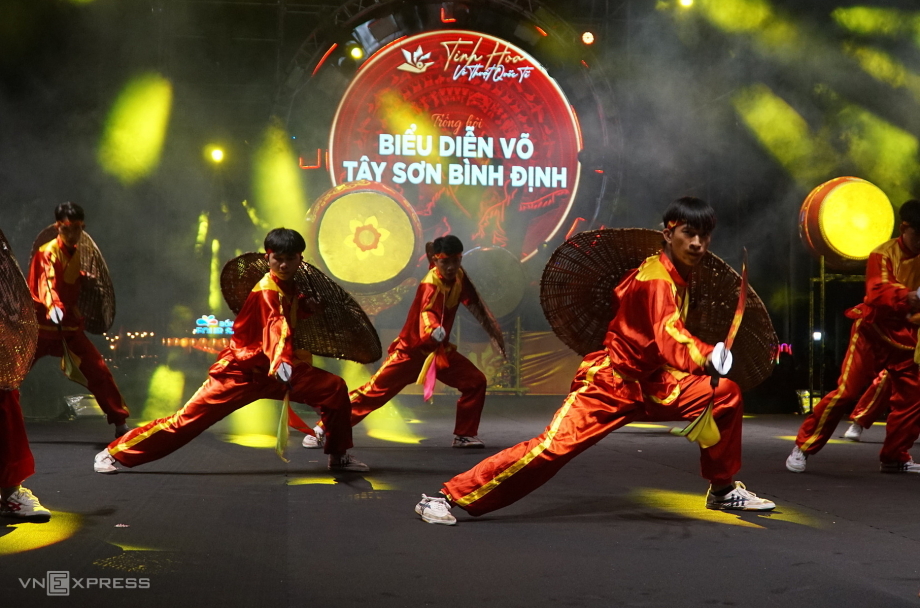 Võ Tây Sơn Những bài quyền truyền thống Tây Sơn với đao, kiếm, roi kết hợp với Muay, Kickboxing, Wushu