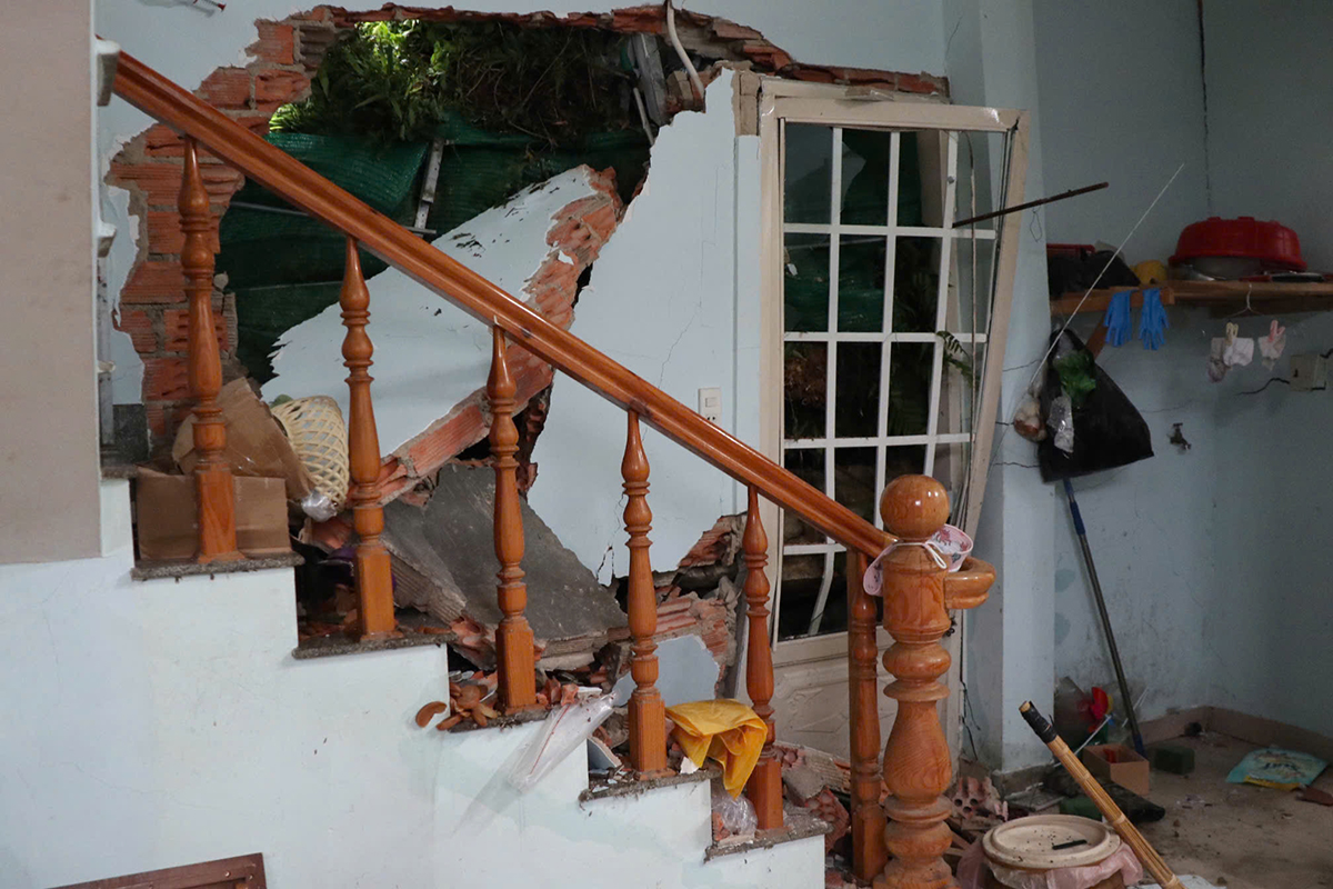 Tường nhà ông Phước bị sập sau vụ sạt lở. Ảnh: Khánh Hương