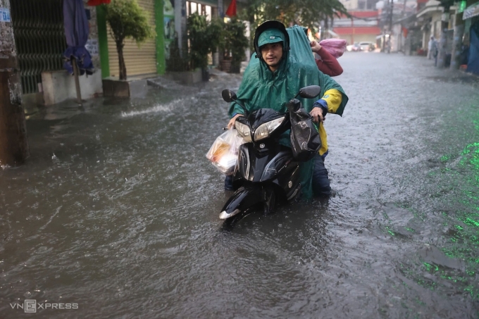 Mưa ngập lút bánh xe máy trên đường Đặng Thị Rành, TP Thủ Đức, chiều 1/9. Ảnh: Quỳnh Trần