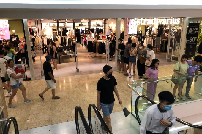 Người dân mua sắm ngày Blackfriday tại Vincom Đồng Khởi tối 25/11. Ảnh: Thanh Tùng