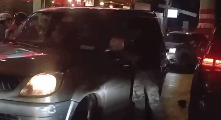 Đập vỡ kính ôtô, tấn công tài xế sau va chạm giao thông