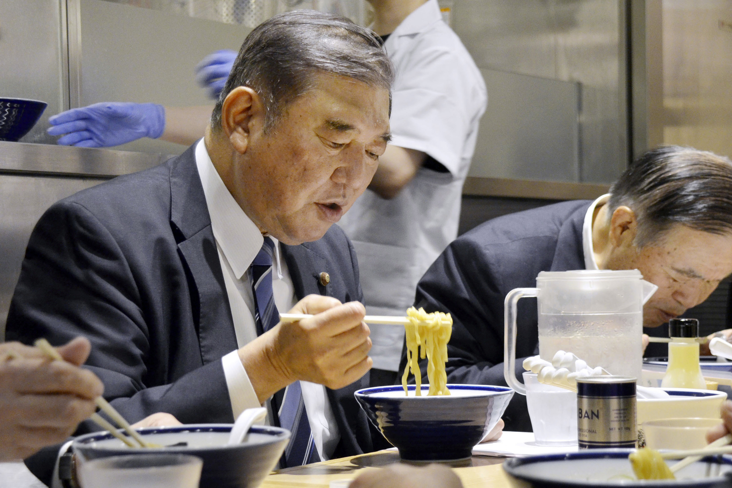 石破茂氏と自民党議員らは5月21日、東京都内の製麺所でラーメンを食べた。写真:AP通信