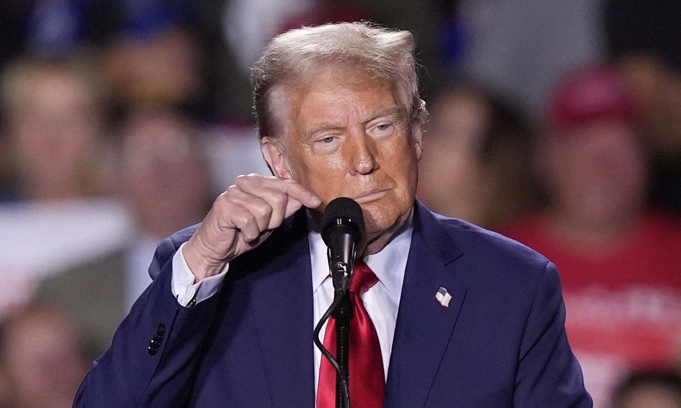 Bầu cử tổng thống Mỹ năm 2024: Ông Trump nổi giận vì hỏng mic phát biểu