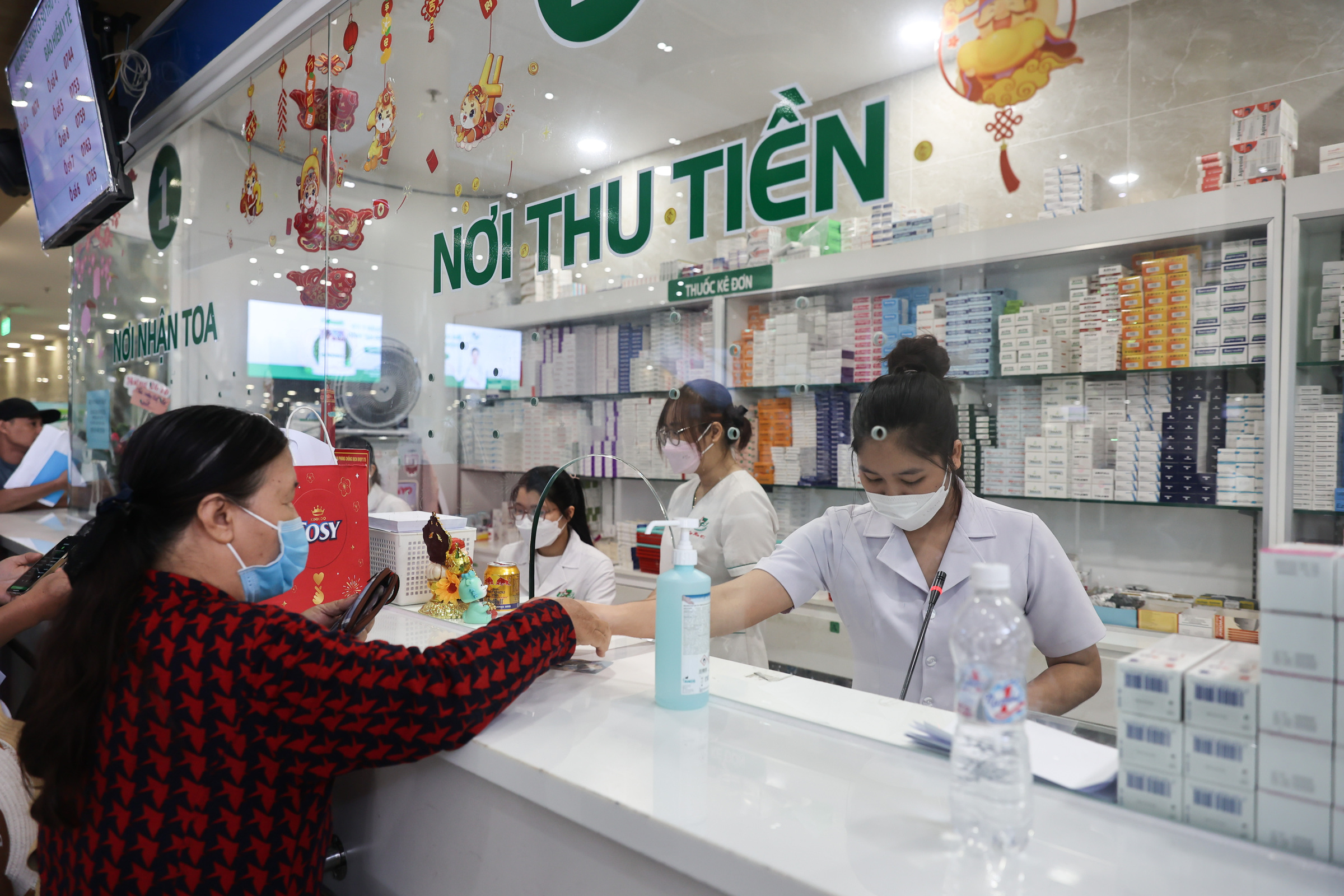 Nhân viên y tế tại nhà thuốc Bệnh viện Quân y 175, quận Gò Vấp. Ảnh: Quỳnh Trần