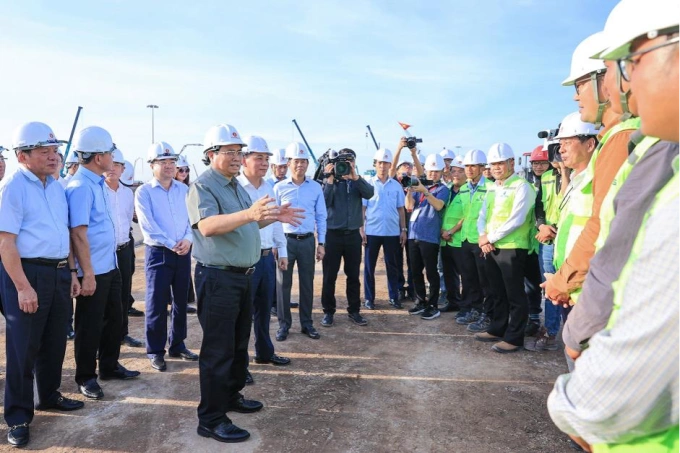 Thủ tướng Phạm Minh Chính (áo ghi xám) và đoàn công tác kiểm tra tình hình thực hiện dự án Trung tâm Hội chợ Triển lãm Quốc gia. Ảnh: Vingroup