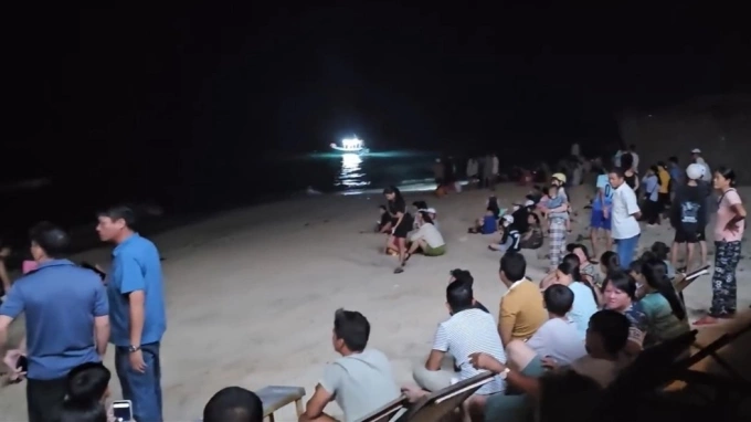 Lực lượng chức năng đang tổ chức tìm kiếm ở khu vực biển xã Long Hải nơi nhóm du khách gặp nạn, tối 26/10. Ảnh: Bảy Huynh
