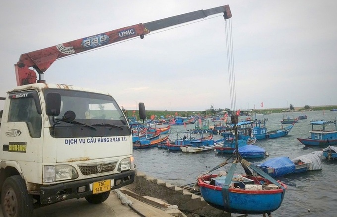 Người dân Lý Sơn cẩu thúng lên bờ trước bão Trà Mi, ngày 25/10. Ảnh: An Bình