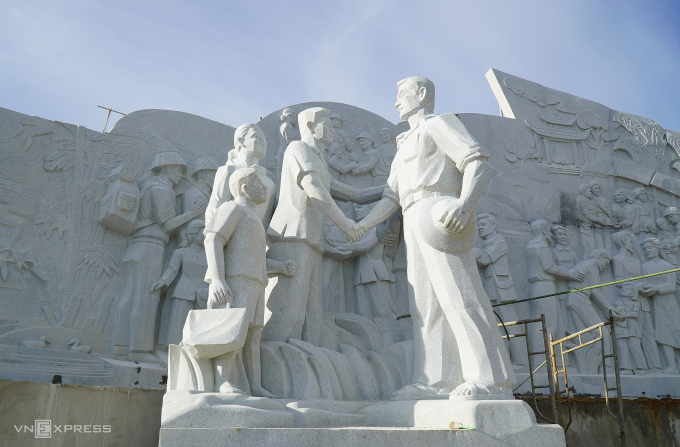 Quanh con tàu là các bức phù điêu lớn tái hiện những hoạt động của đồng bào, cán bộ chiến sĩ miền Nam trong quá trình di chuyển từ quê nhà đến khu vực tập kết phía Bắc. Ảnh: Lê Hoàng