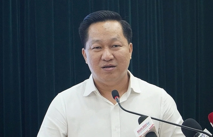 Chủ tịch UBND TP Thủ Đức Hoàng Tùng nói tại hội thị thông tin dự thảo phương án bồi thường, hỗ trợ, tái định cư Vành đai 2, chiều 28/10. Ảnh: Gia Minh
