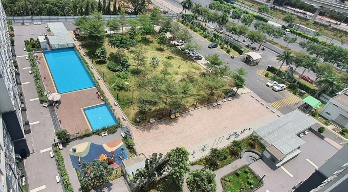Khu đất trống phía dưới sân chung cư cùng đường nội bộ nối ra cổng được cấp riêng cho chủ đầu tư đang bị cư dân phản đối. Ảnh: Như Quỳnh.
