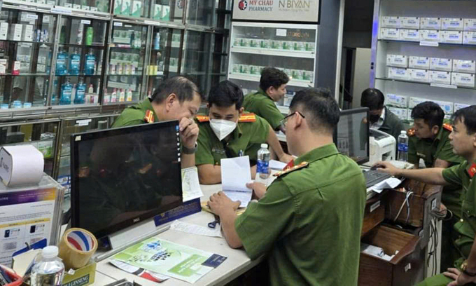 Cảnh sát khám xét Mỹ Châu Pharmacy khi bắt bà Châu. Ảnh: Công an cung cấp