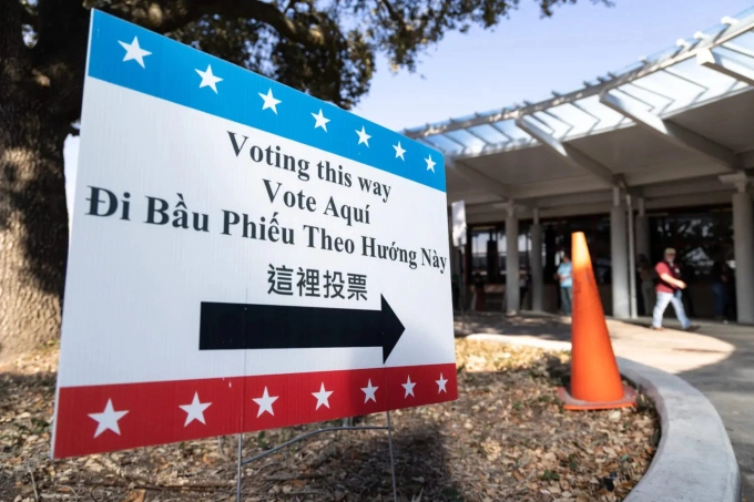 Bảng chỉ dẫn hướng bỏ phiếu có tiếng Việt ở Houston, Texas. Ảnh: Houston Public Media