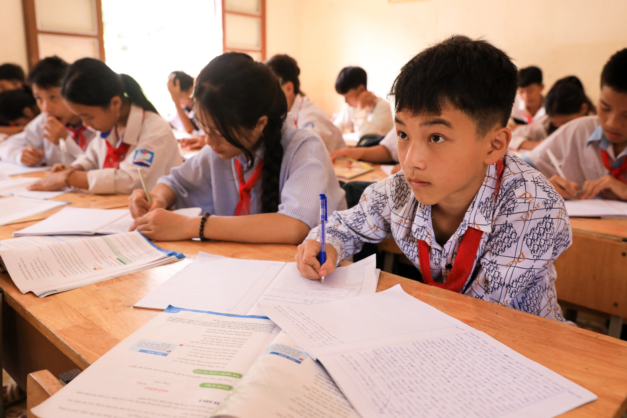 Cảnh được thầy cô đánh giá học lực tốt và chăm học. Hình ảnh cậu bé trong giờ Văn tại trường PTDTBT & THCS Mường Cai (huyện Sông Mã, tỉnh Sơn La), tháng 9/2024. DTTS-di-cu-150-6376-1730908440.jpg