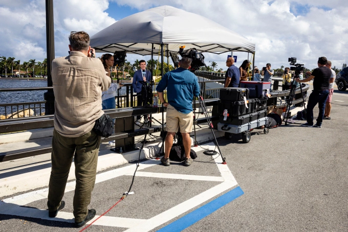 Phóng viên đưa tin gần Mar-a-Lago ngày 8/11. Ảnh: AFP