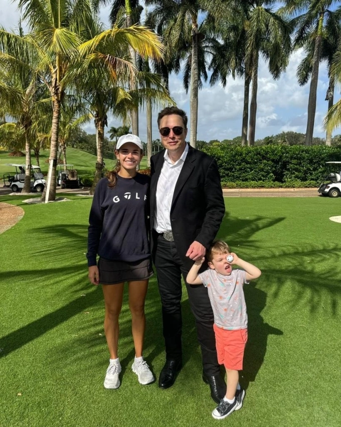 Ông Trump chơi golf cùng cháu gái vào cuối tuần đầu tiên sau khi đắc cử ...