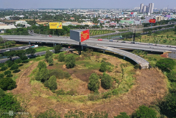 Một nhánh đường nối với đại lộ Võ Văn Kiệt thuộc dự án nằm trơ trọi sau 6 năm dừng thi công, tháng 3/2024. Ảnh: Quỳnh Trần