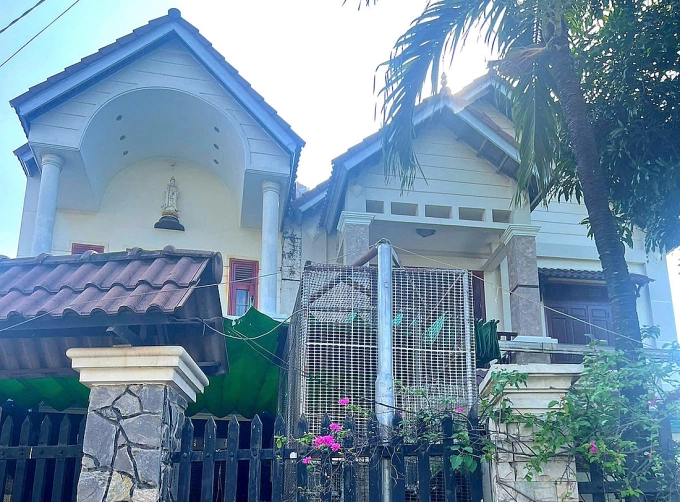 Ôtô được chủ nhà dỡ xuống trong chiều 22/11. Ảnh: Thái Hà