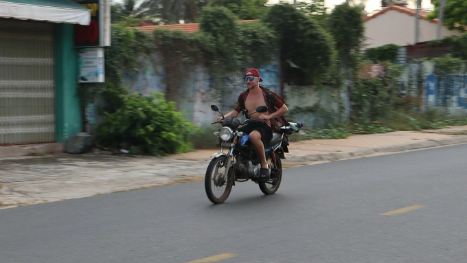 Một người nước ngoài chạy xe máy không đội nón bảo hiểm trên đường Nguyễn Đình Chiểu, phường Hàm Tiến, TP Phan Thiết, chiều 26/11. Ảnh: Việt Quốc